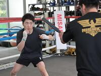 　棒を使った練習をする寺地拳四朗（撮影・持木克友）　