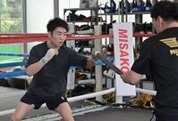 　棒を使った練習をする寺地拳四朗（撮影・持木克友）