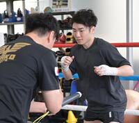 　棒を使った練習をする寺地拳四朗（撮影・持木克友）