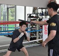 　棒を使った練習をする寺地拳四朗（撮影・持木克友）