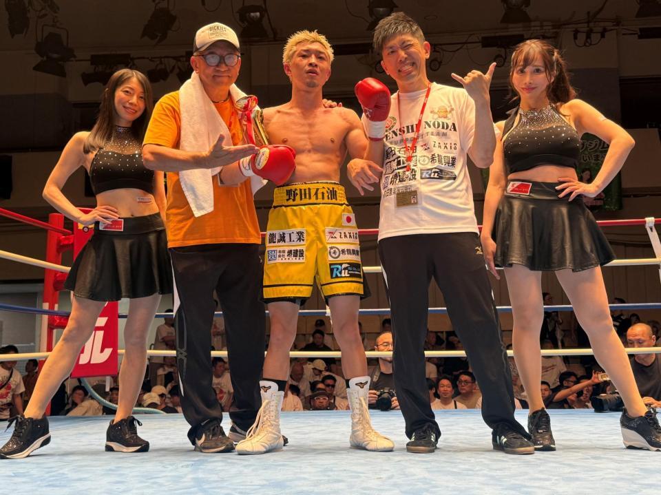 　ラウンドガールやジム関係者に祝福される野田賢史（中央）