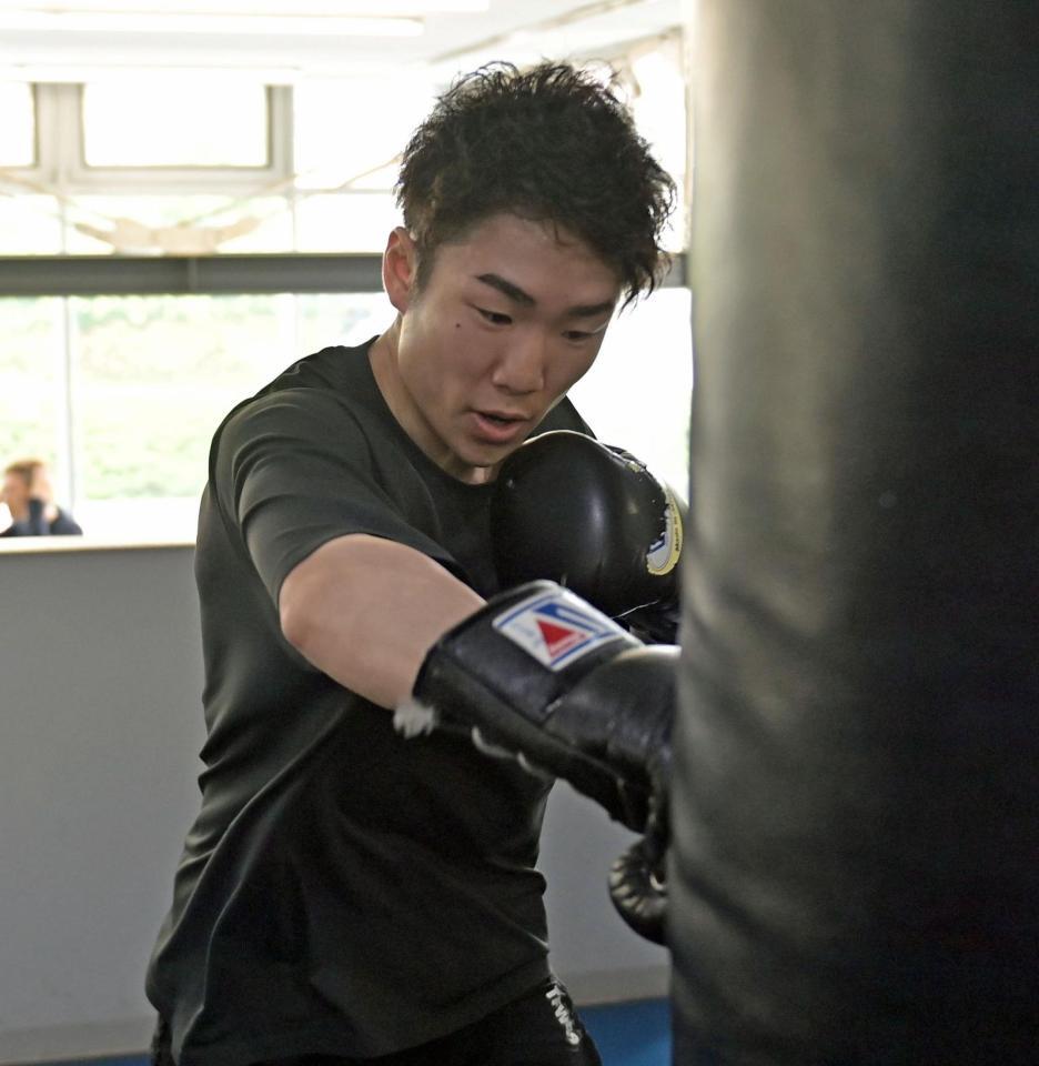 　サンドバッグに右ストレートを打ち込む寺地拳四朗（撮影・持木克友）