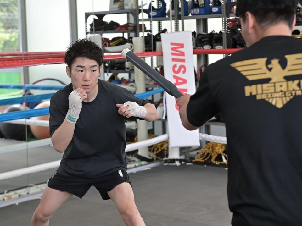 　棒を使った練習をする寺地拳四朗（撮影・持木克友）　