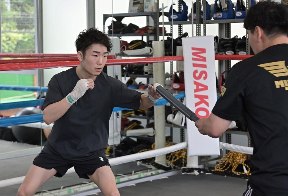 　棒を使った練習をする寺地拳四朗（撮影・持木克友）