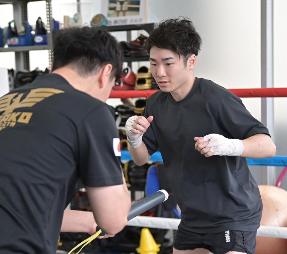　棒を使った練習をする寺地拳四朗（撮影・持木克友）