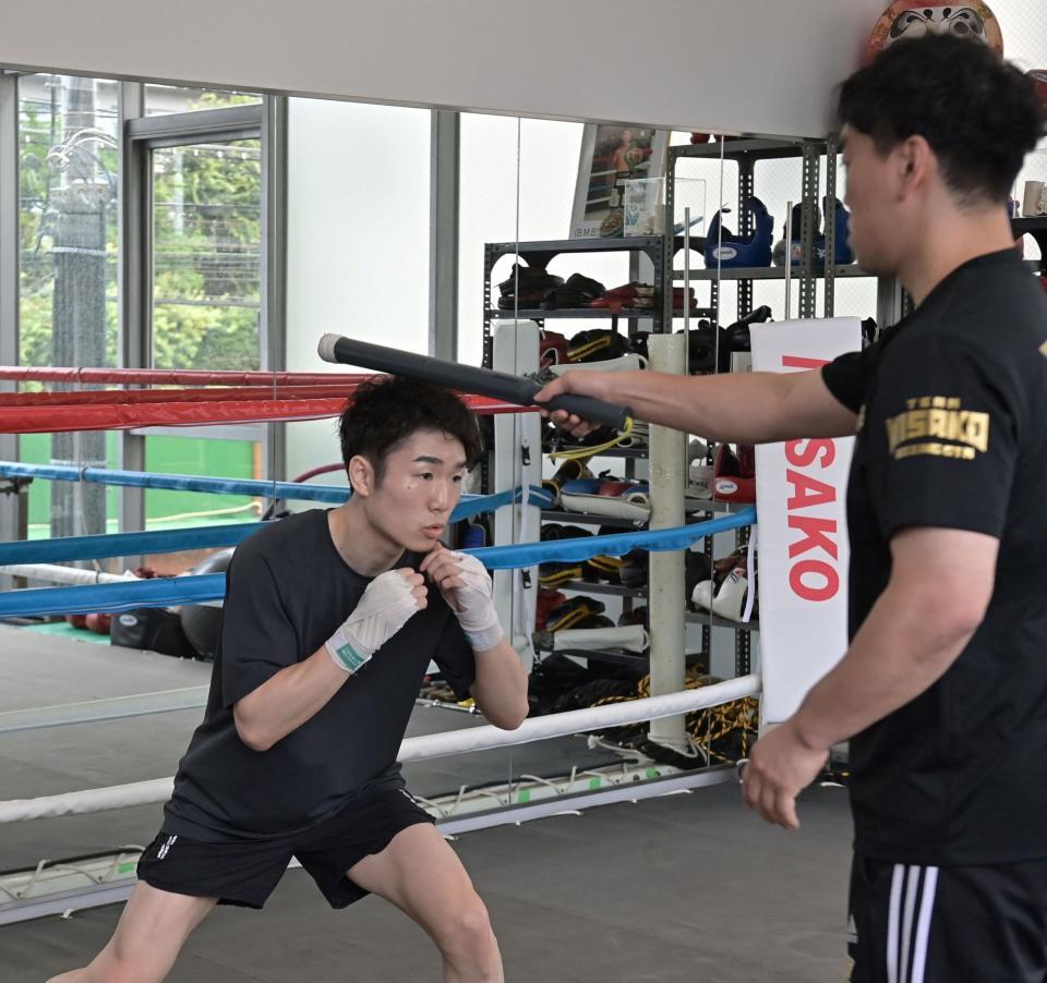 　棒を使った練習をする寺地拳四朗（撮影・持木克友）