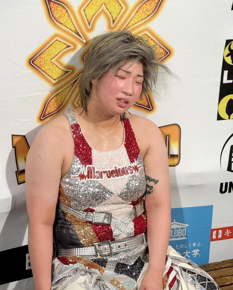 　互いのベルトを懸けた２冠戦で両者ＫＯのドロー決着となり、バックステージでコメントする彩羽匠