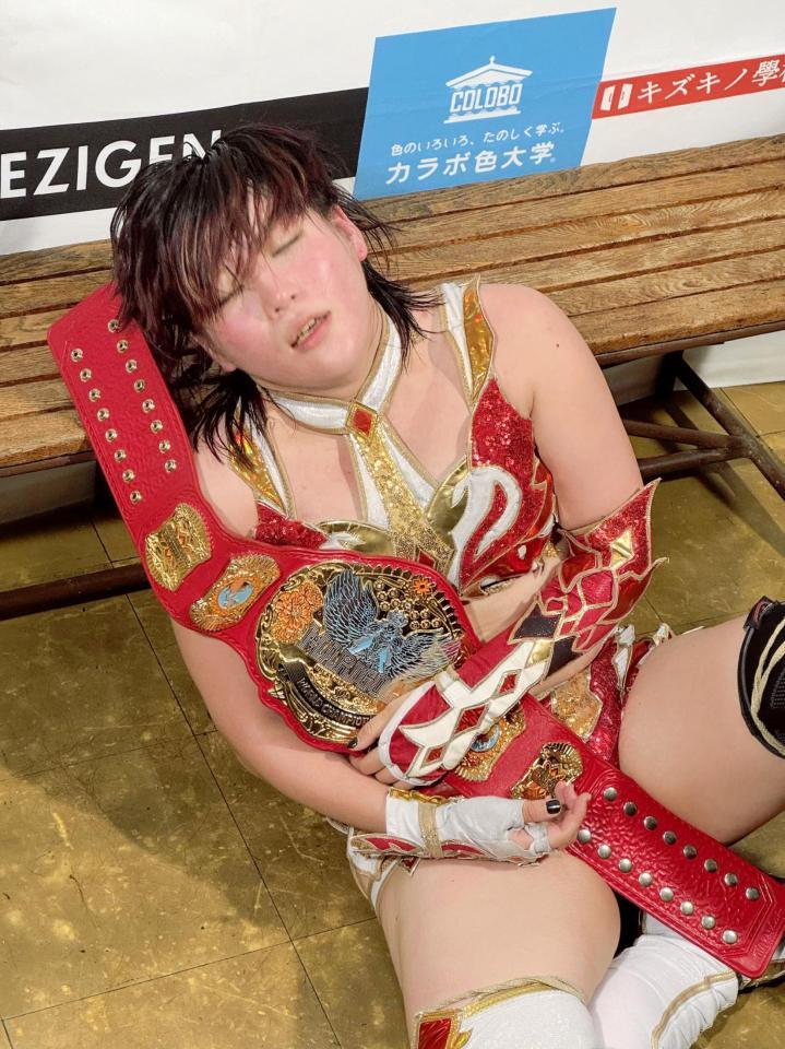 　互いのベルトを懸けた２冠戦で両者ＫＯのドロー決着となり、バックステージでコメントする林下詩美