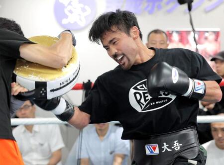 　ミット打ちを行う比嘉大吾（撮影・吉澤敬太）