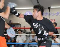 　ミット打ちを行う比嘉大吾（撮影・吉澤敬太）