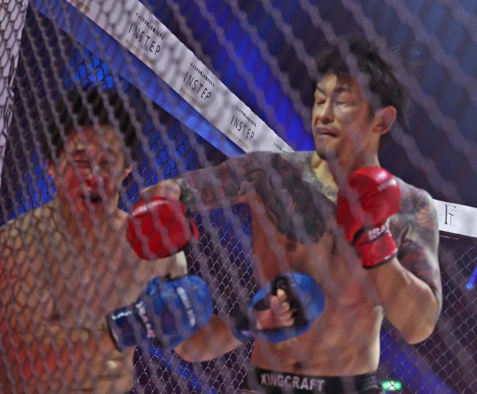 　アマリザ（左）にＫＯ勝ちした啓之輔＝１２日