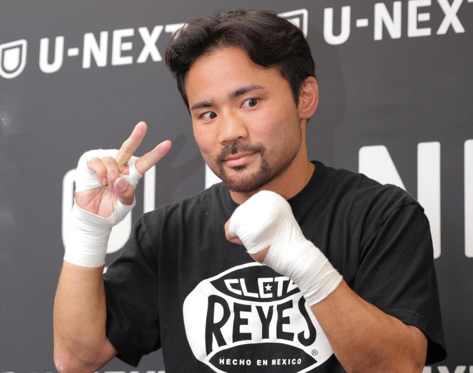 　フォトセッション時、ピースサインを見せる比嘉大吾（撮影・吉澤敬太）