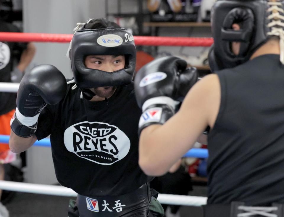 　スパーリングを行う比嘉大吾（撮影・吉澤敬太）