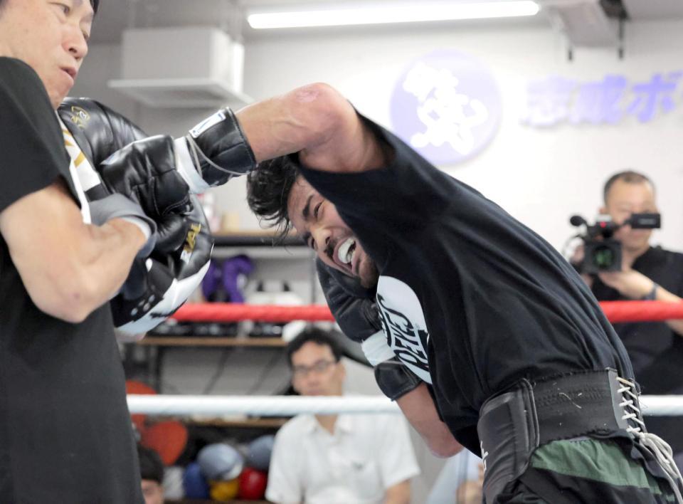 　ミット打ちを行う比嘉大吾（撮影・吉澤敬太）