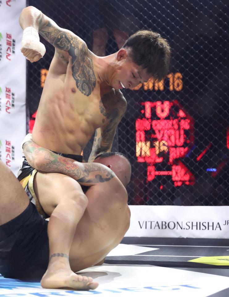 　森（下）を攻める外枦保尋斗＝１３日