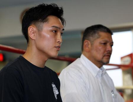 　階級を上げ、再起を図る西田凌佑（右は六島ジム・枝川孝会長）＝撮影・山口登