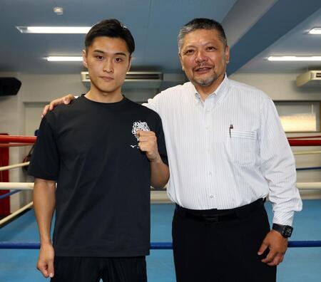 　階級を上げ、再起を図る西田凌佑（右は六島ジム・枝川孝会長）＝撮影・山口登