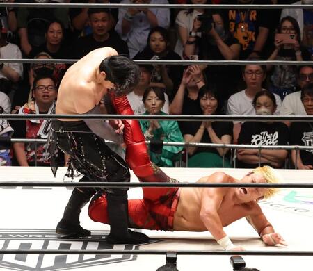 　ＯＺＡＷＡ（左）にキックを浴びせる拳王