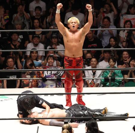 　新王者になった拳王（下はＫＯで敗れたＯＺＡＷＡ）