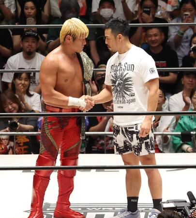 　次期挑戦者のＫＥＮＴＡ（右）と戦う拳王