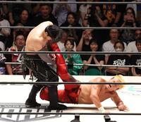 　ＯＺＡＷＡ（左）にキックを浴びせる拳王