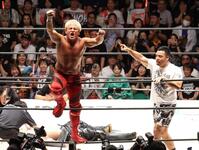 　新王者になり雄叫びを挙げる拳王。右はＫＥＮＴＡ