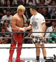 　次期挑戦者のＫＥＮＴＡ（右）と戦う拳王