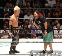 　ノアのリングに上がり、ＹＯ－ＨＥＹ（左）との対戦が決まった高橋ヒロム