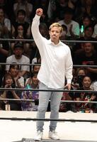 　復帰の挨拶をし、拳を突き上げる潮崎豪