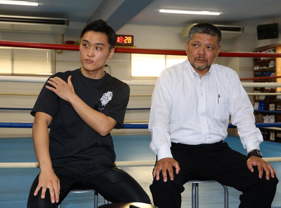 　階級を上げ、再起を図る西田凌佑（右は六島ジム・枝川孝会長）＝撮影・山口登