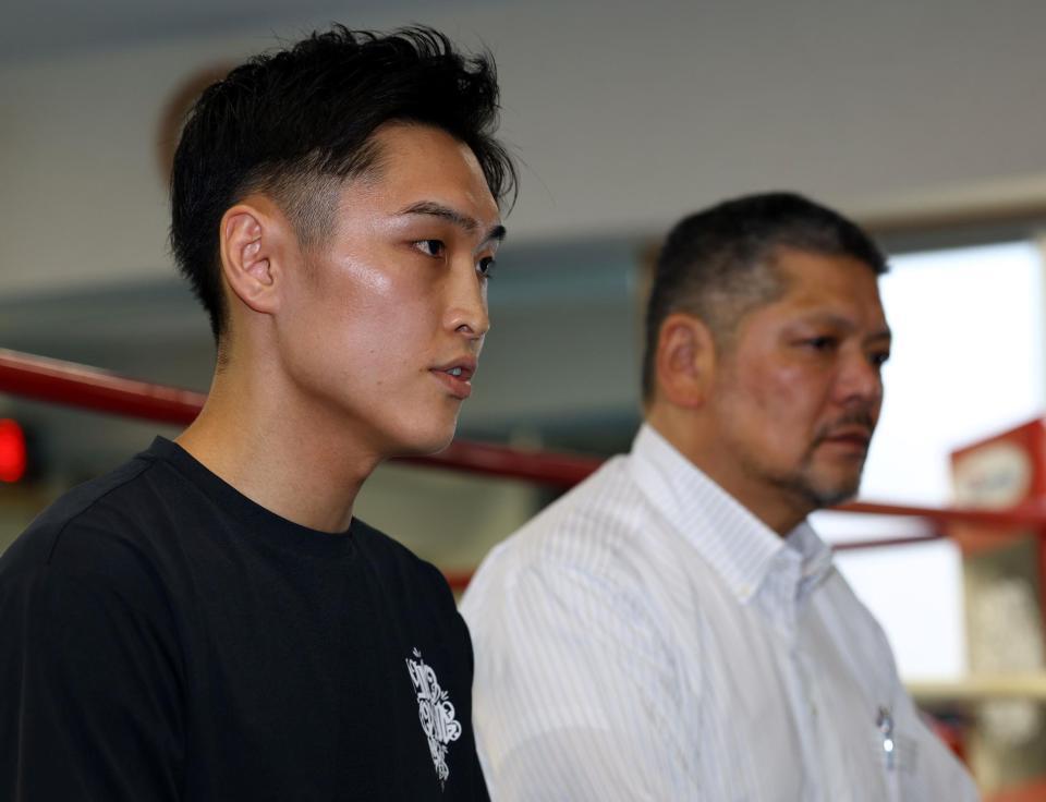 　階級を上げ、再起を図る西田凌佑（右は六島ジム・枝川孝会長）＝撮影・山口登