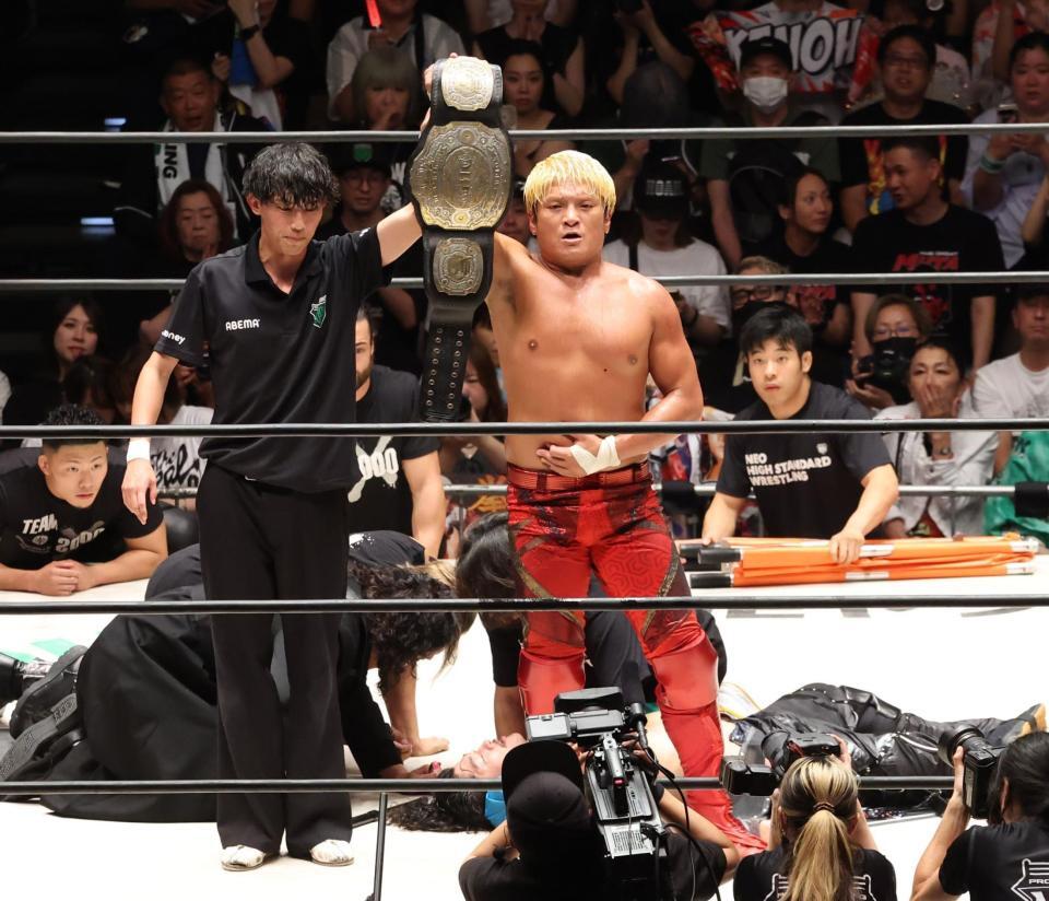 　ＯＺＡＷＡ（奥）を破り、新王者になった拳王