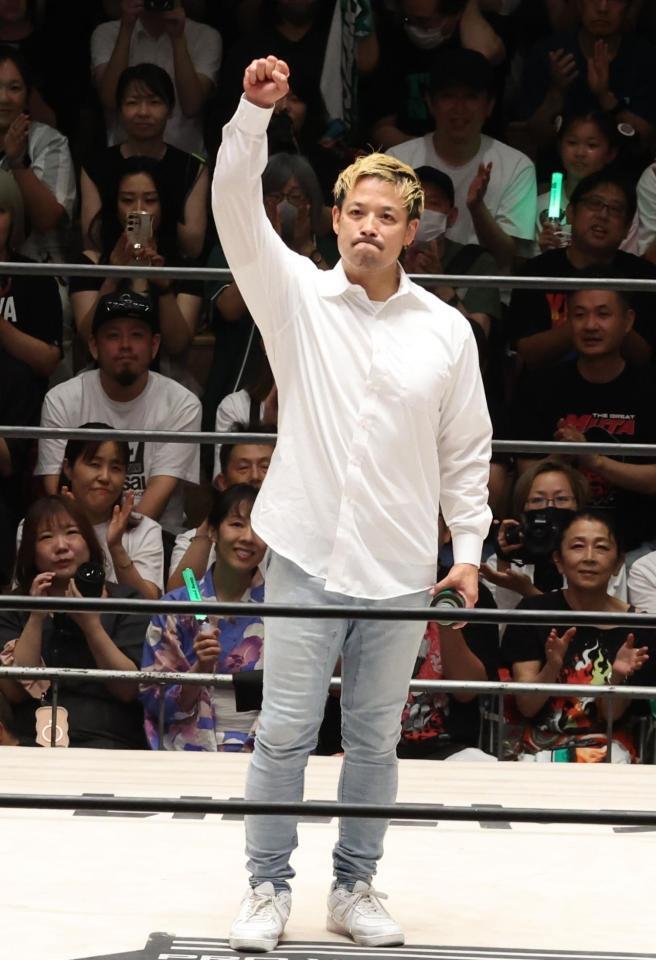 　復帰の挨拶をし、拳を突き上げる潮崎豪