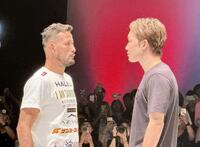 　ＲＩＺＩＮの合同公開練習イベントに参加し、フェースオフで視線を合わせるクレベル・コイケ（左）と朝倉未来