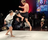 　ＲＩＺＩＮの合同公開練習イベントに参加し、ミット打ちで飛び膝蹴りを披露する朝倉未来（手前右）