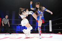 　瑞希（左）を攻める荒井優希　（Ｃ）東京女子プロレス