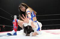 　瑞希を攻める荒井優希　（Ｃ）東京女子プロレス