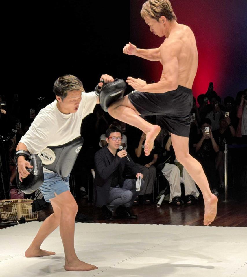 　ミット打ちで飛び膝蹴りを披露する朝倉未来（右）