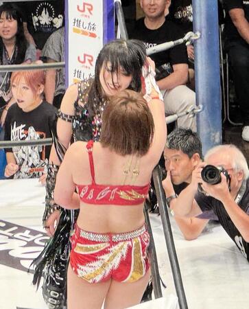 　試合後にもみ合うＳａｒｅｅｅ（手前）と上谷沙弥