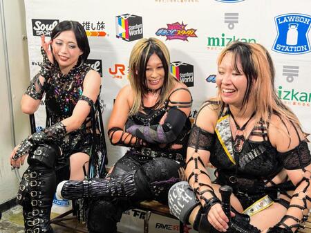 　６人タッグでＳａｒｅｅｅを破り、高笑いするヘイトの（左から）上谷沙弥、小波、渡辺桃