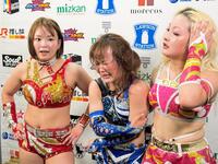 　６人タッグで敗れた（左から）Ｓａｒｅｅｅ、叶ミク、ＣｈｉＣｈｉ