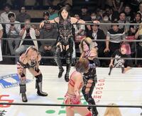 　試合後にもみ合うＳａｒｅｅｅ（手前）とヘイトの（左から）渡辺桃、上谷沙弥、小波