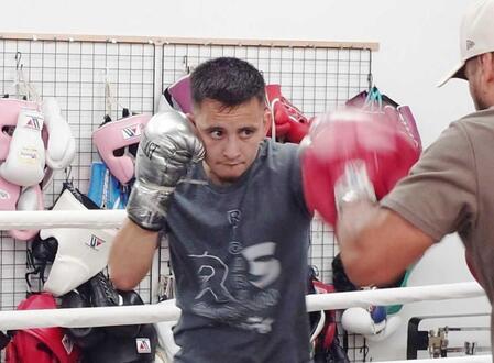 　ミットにパンチを打ち込むサンドバル