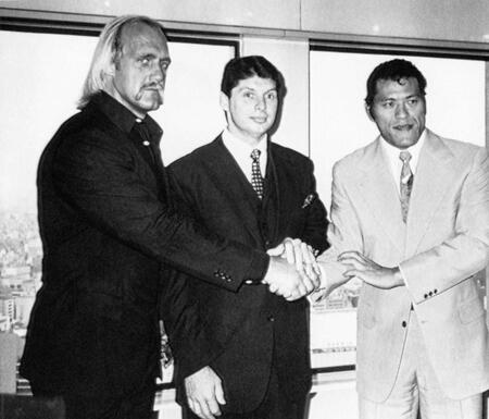 　（左から）ハルク・ホーガンさん、ビンス・マクマホン・ジュニア、アントニオ猪木さん＝１９８４年９月