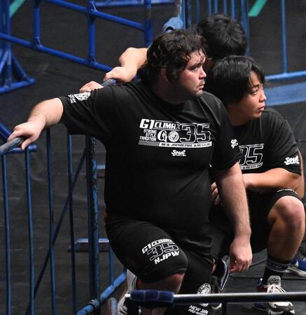 　試合を見つめるウルフ・アロン