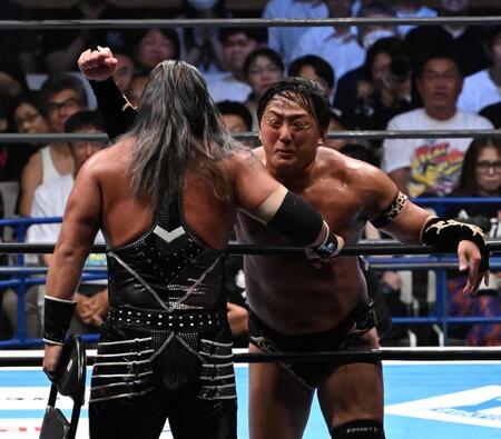 　ＥＶＩＬ（左）にアックスボンバーを見舞うタイチ