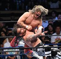 　デビッド・フィンレー（下）を攻める棚橋弘至