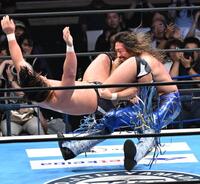 　大岩陵平（左）を攻める辻陽太