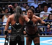 　ＥＶＩＬ（左）にアックスボンバーを見舞うタイチ