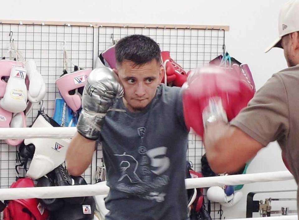 　ミットにパンチを打ち込むサンドバル